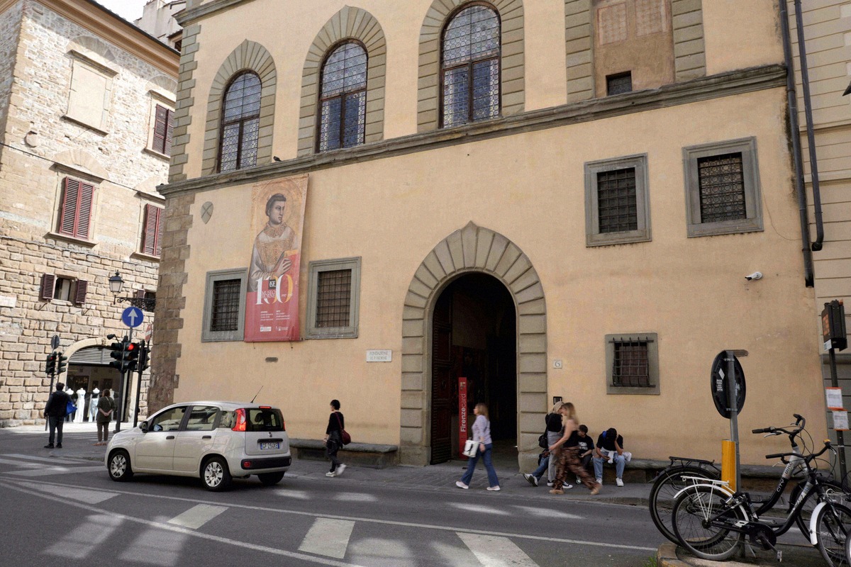 Entrance of a Florentine museum with an exhibition banner on the facade
