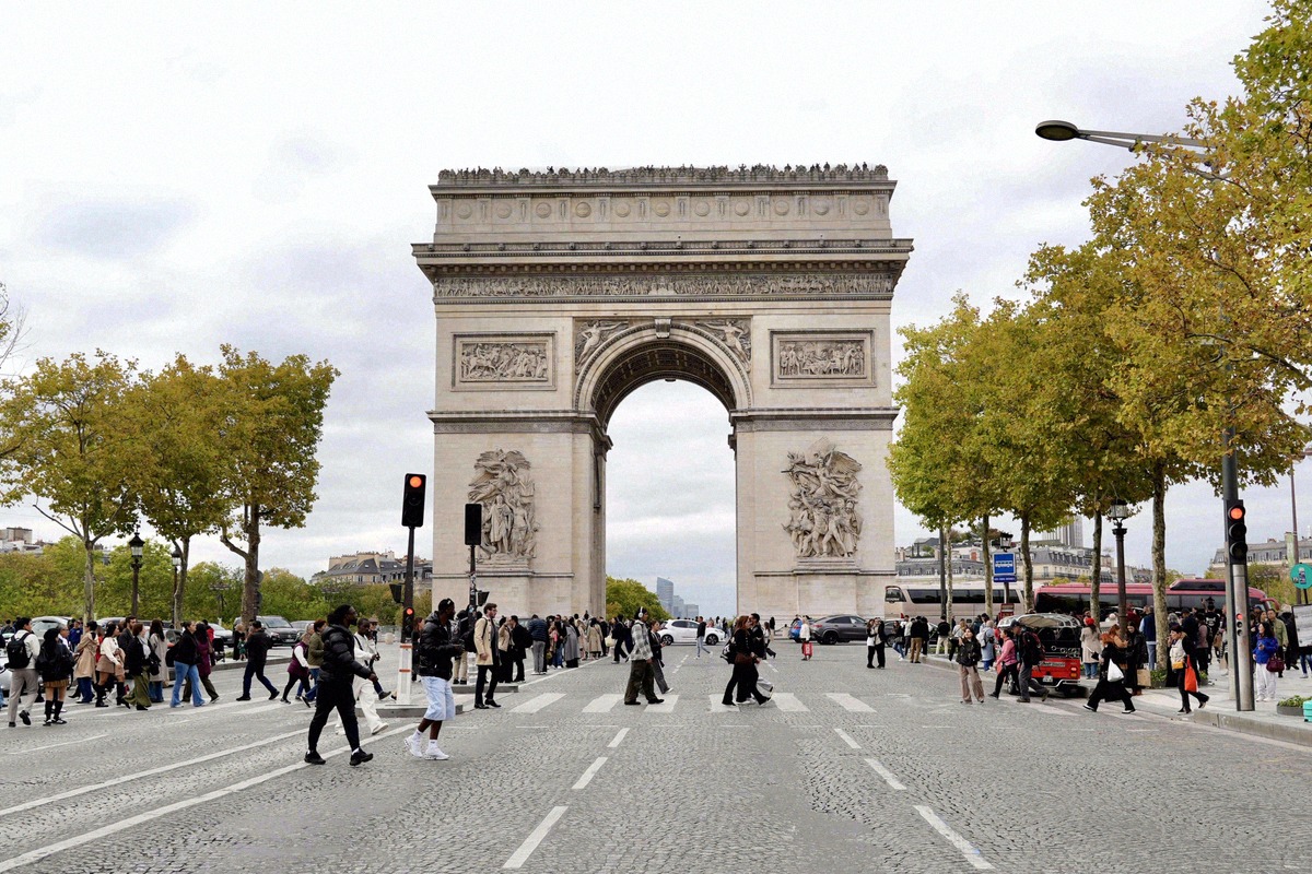 Arc de Triomphe avec les arbres automnaux des Champs-Élysées