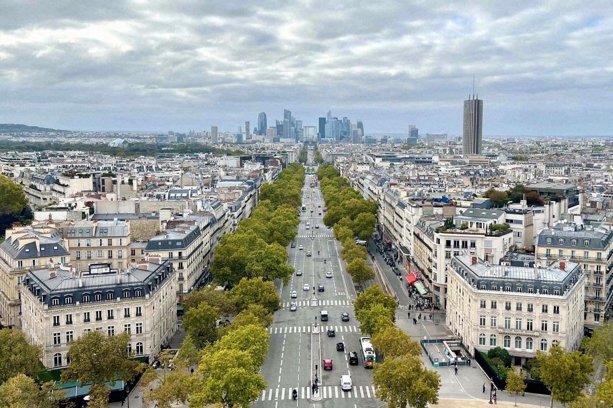 Vue depuis le toit de l'Arc de Triomphe sur les Champs-Élysées jusqu'à La Défense