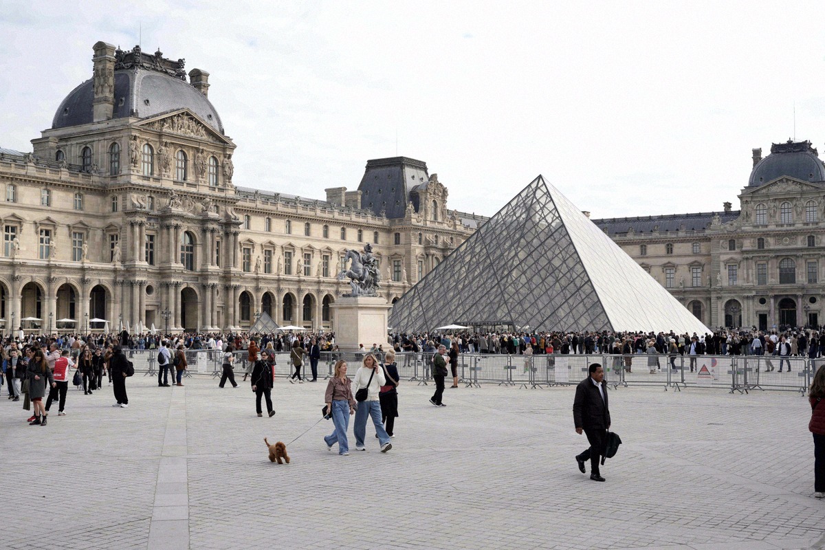 Glass entrance pyramid of the Louvre in the Cour Napoléon