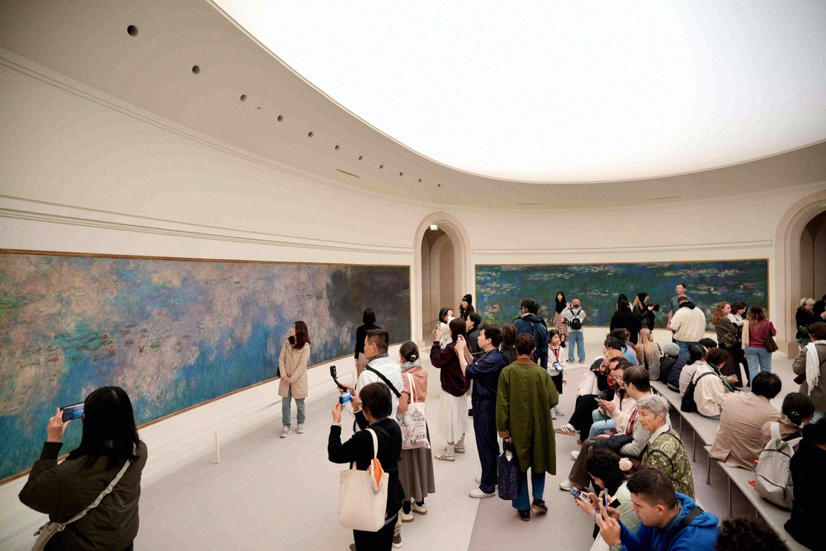 Visiteurs dans la salle ovale du musée de l'Orangerie devant les Nymphéas de Monet