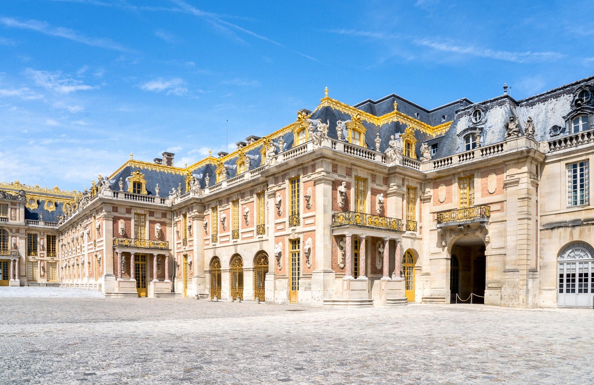 Façade baroque dorée sur la cour de Marbre du château de Versailles